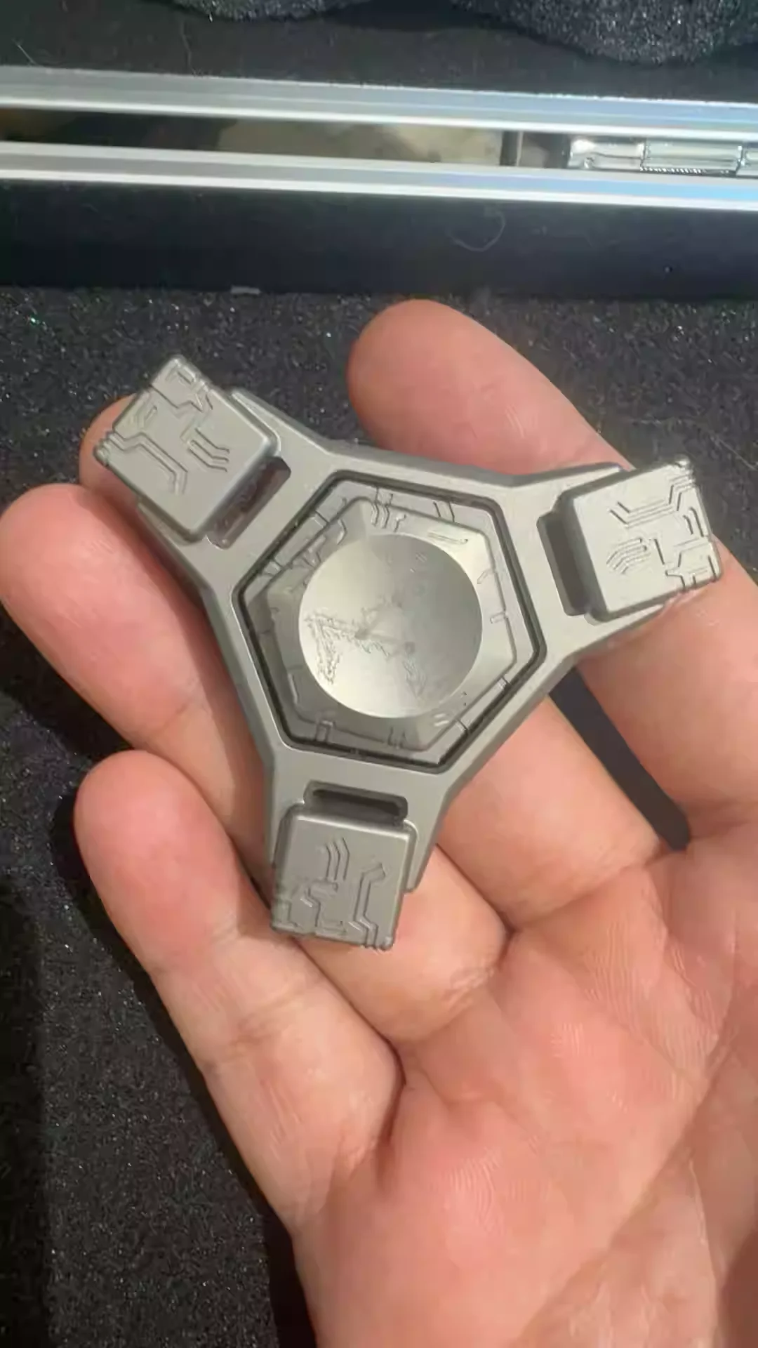 

Iron Triangle Titanium Energy Block Fingertip Gyroscope Finger Tiger
