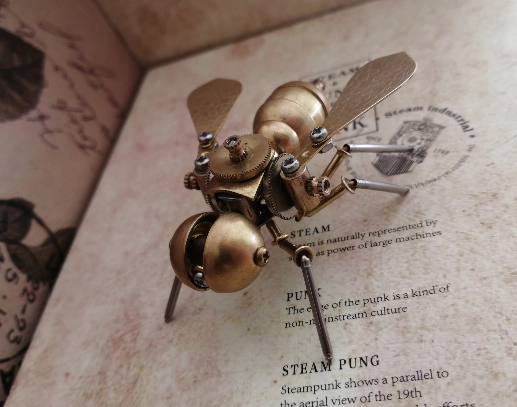 

3D Steampunk Mechanical Insect Golden Bee Full Metal Handcraft Creative Ornament - Finished Product