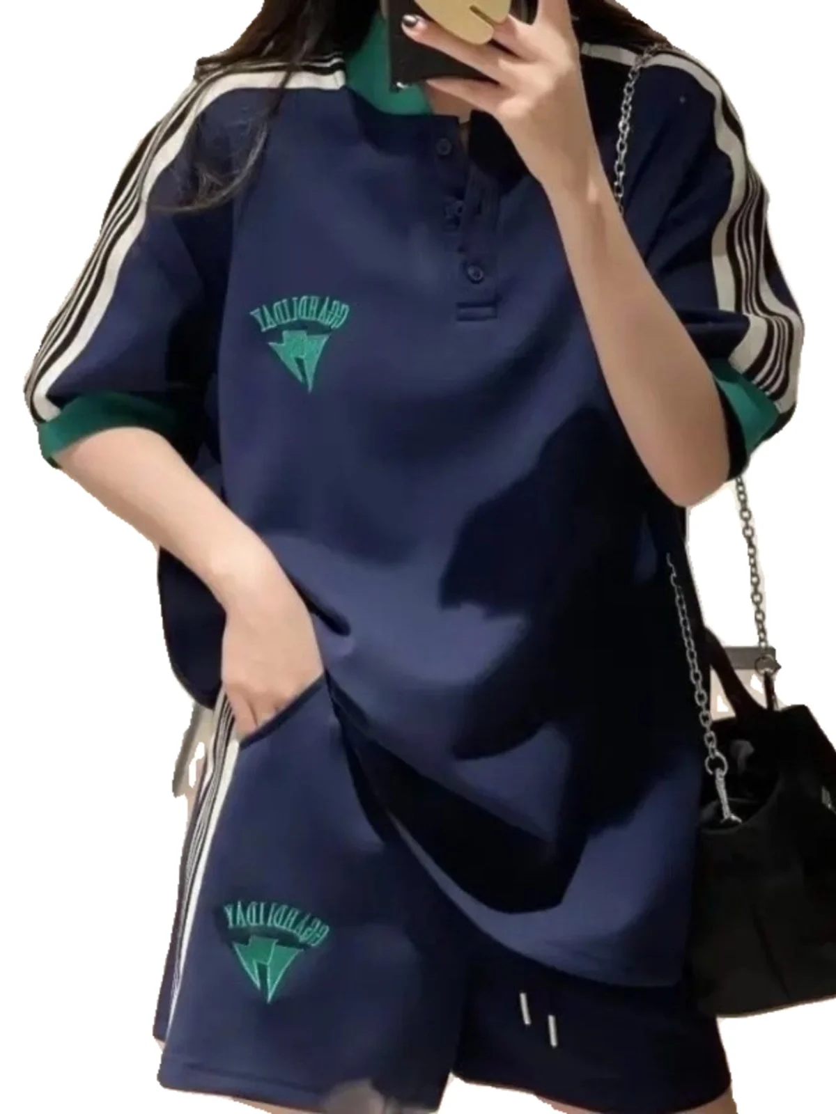 طقم ملابس رياضية كاجوال للنساء صيفي جديد على الطراز الكوري فضفاض وعصري شورت للجري طقم من قطعتين بأكمام قصيرة وياقة بولو