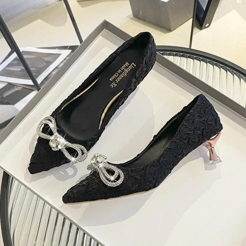 

Свадебная обувь для невесты, туфли на шпильке с острым носком и средним каблуком, женские туфли-лодочки, женская обувь по акции, тренд 2025 года, шикарные повседневные туфли 39