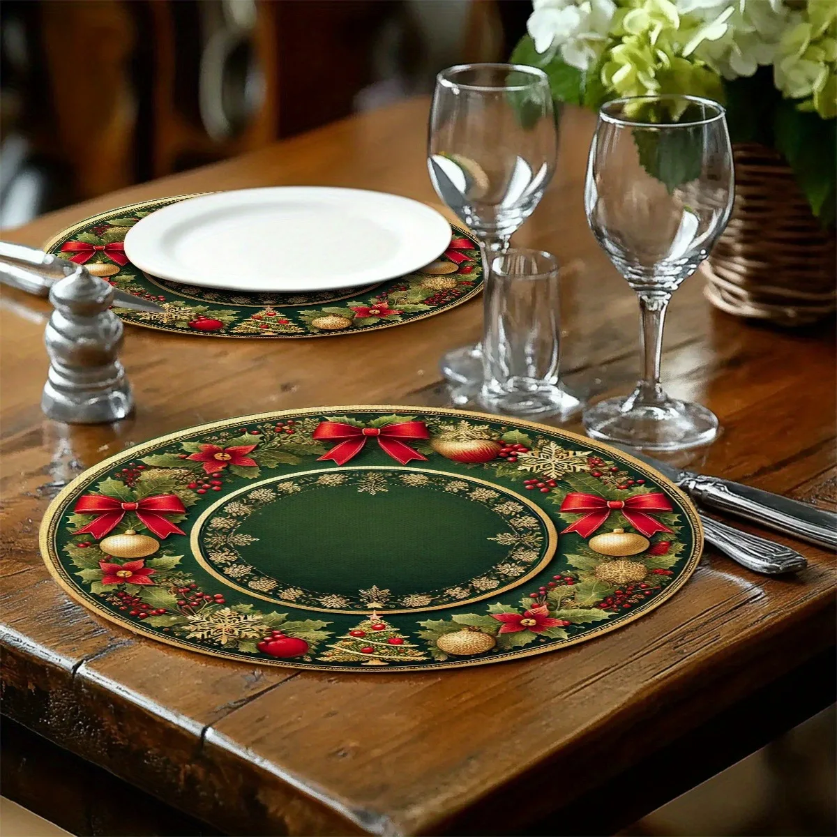 2/4/6/8Pcs Green Holly Bow Christmas Tree Design Round Placemats, Polyester Material, Machine Washable, Suitable for Daily Use, Kitchen Dinners, Party Decorations, Gifts, Weddings, Hotels, Holiday Dining, and Table Decorations