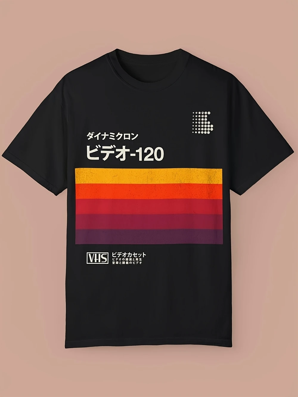 Uma camiseta preta com design retrô de fita VHS, com letras japonesas e o logotipo VHS. Esta camiseta casual com gola redonda