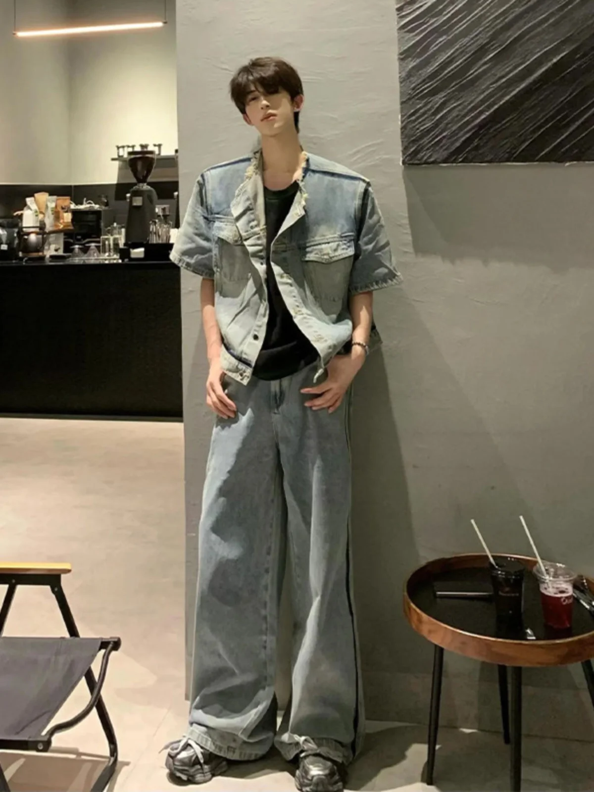 

Американский ретро-стиль, джинсовая куртка с наплечниками, удлиненная, свободного кроя, молодежный тренд, весна-осень