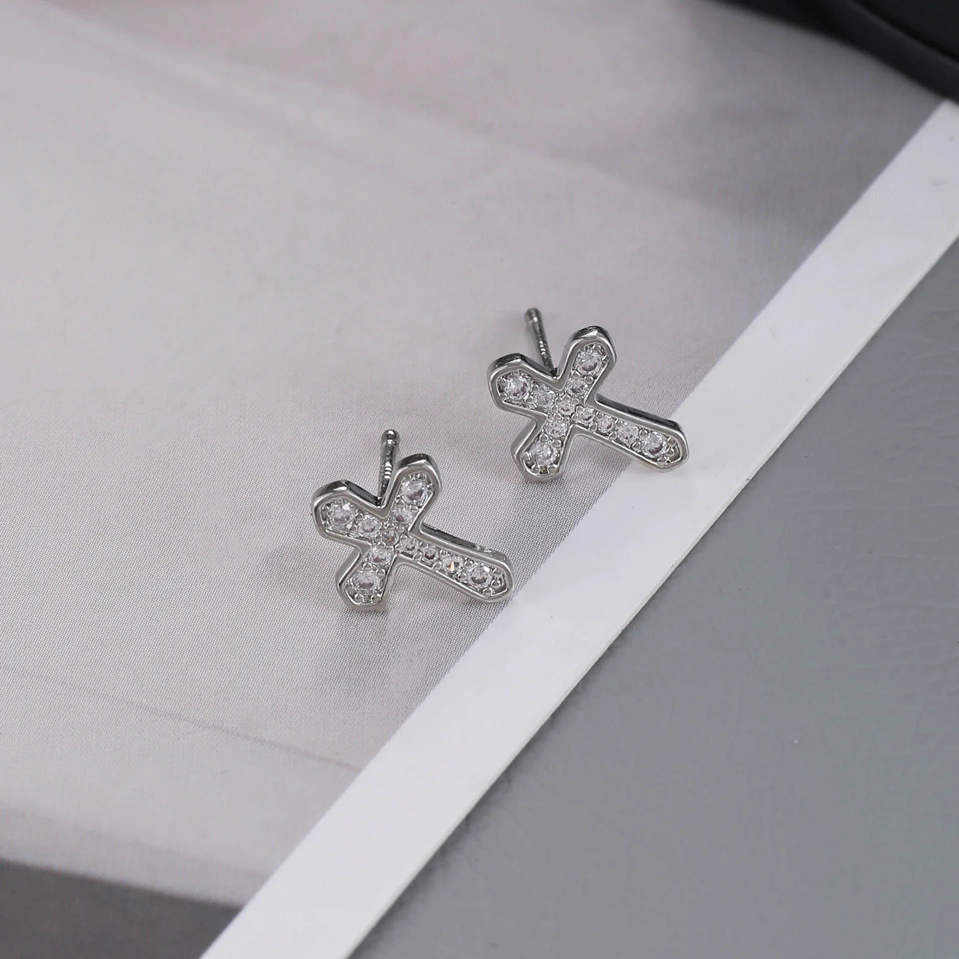 925 Silver Needle Rhinestone Cross Stud Earrings for Women Men New Design Sense Cross Without Ear Hole Ear Clip Party Jewelry
