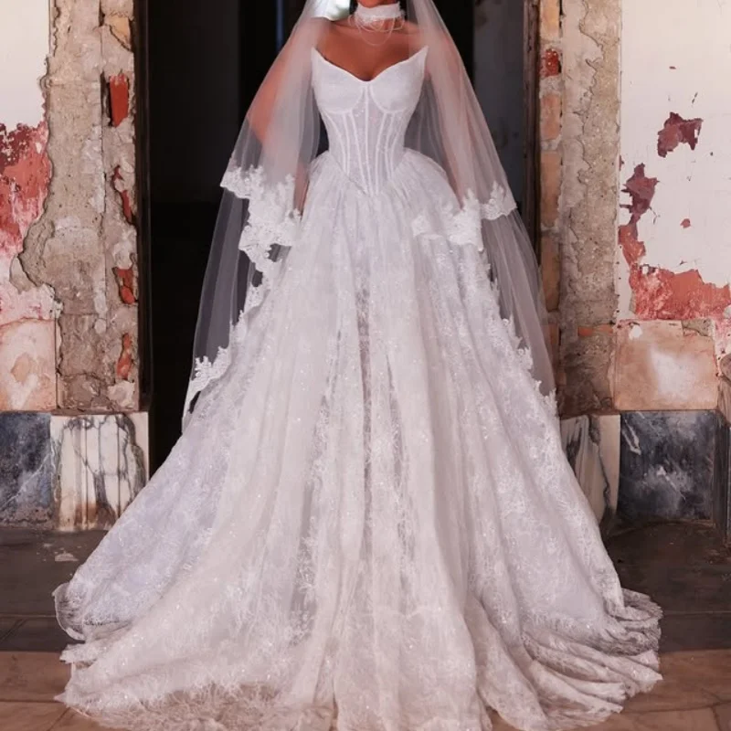 فساتين زفاف بيضاء لامعة خارج الكتف مشد الديكور صائق فساتين الزفاف ألف خط متعدد الطبقات صنع ﻿ تخصيص