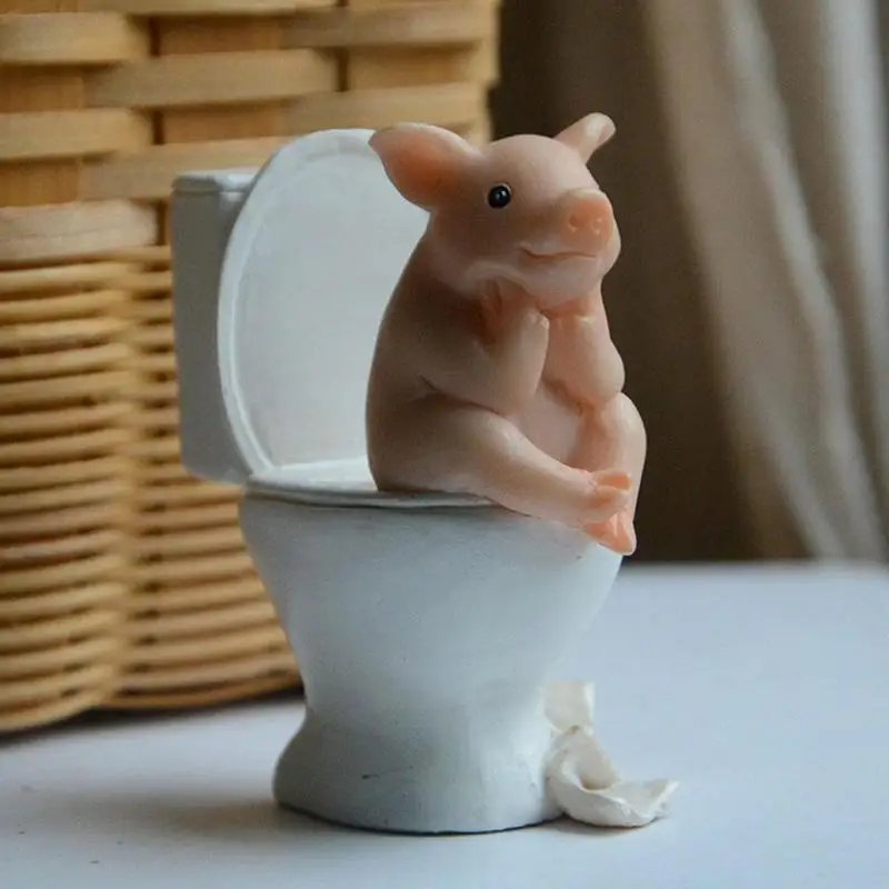 Cartoon Pig Desktop Ornaments Pig Sitting On Toilet Piggy Figurine Miniature Animal Creative Toy regalo per bambini decorazione Desktop