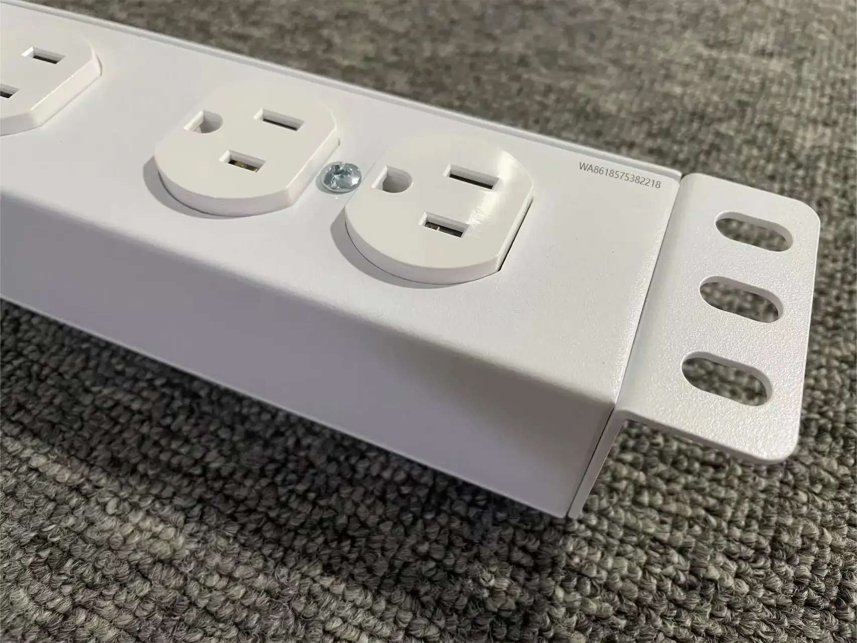 White Color 1U PDU 100-250V Surge Protector Nema 5-20r 5-15r Outlets 15A Power Strip Rack Mount Power Distribution Unit