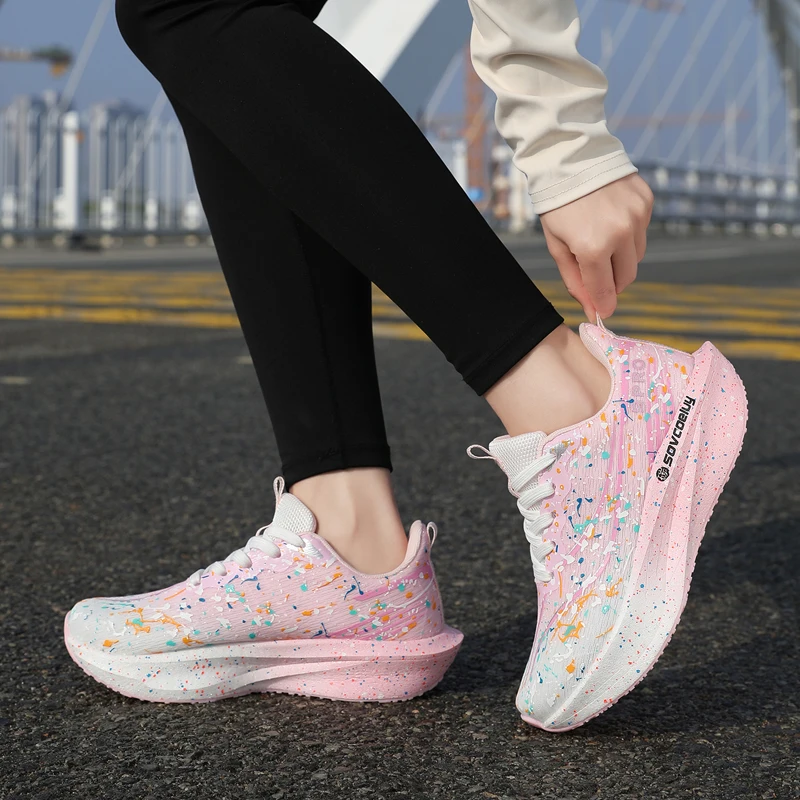 La taille indiquée sur la chaussure (CN) est la taille de la chaussure du fabricant. Veuillez vous référer au "GUIDE DES TAILLES" pour la correspondance des tailles de chaussures locales.