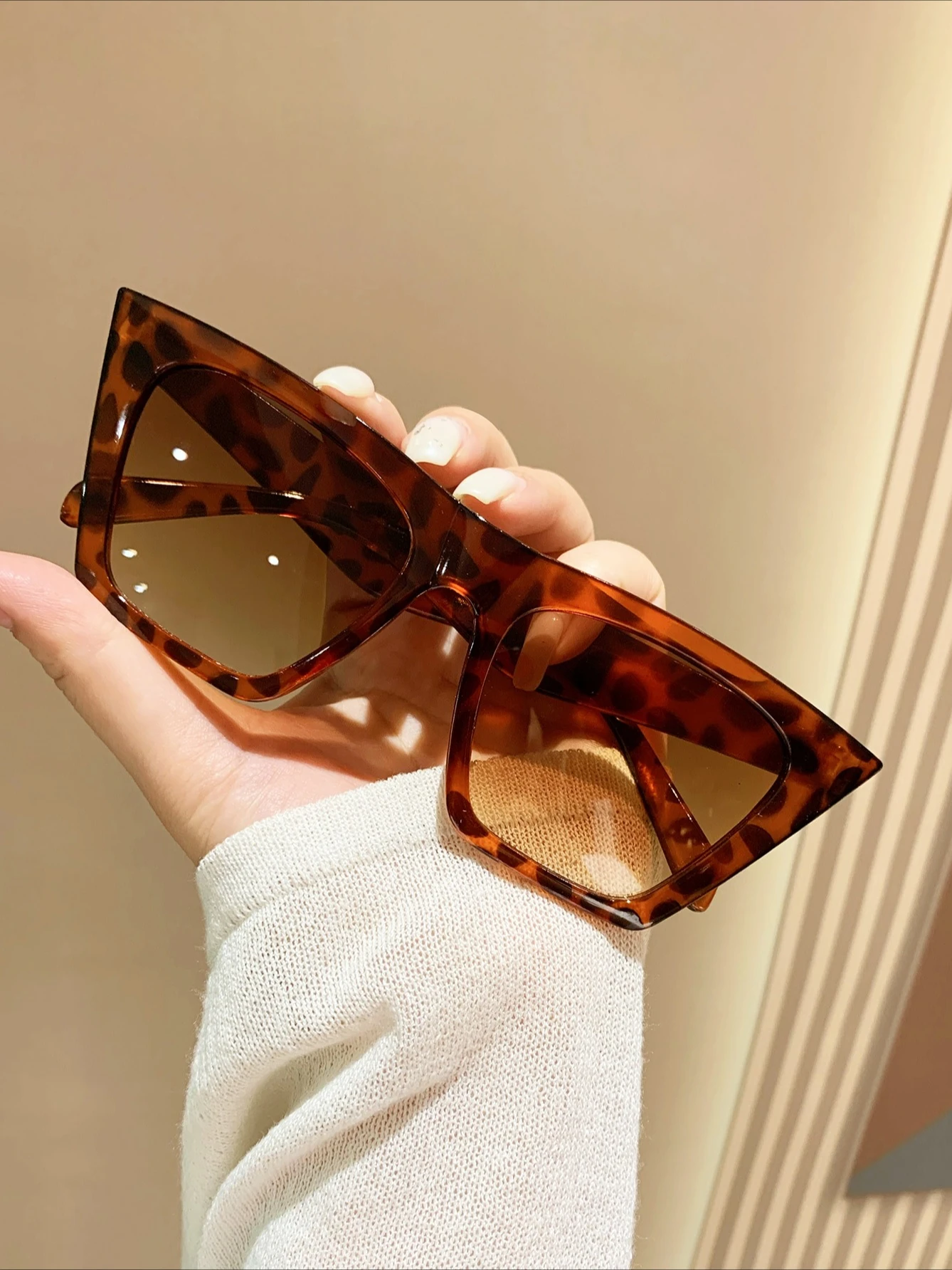 نظارات شمسية جديدة أنيقة وعصرية بإطار مربع ومتعددة الاستخدامات للجنسين.