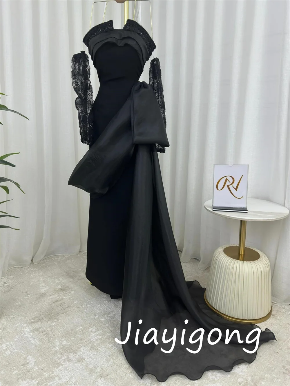 تخصيص الرسمي الرجعية جيرسي الطية مطرزة ألف خط فساتين طويلة حمالة مناسبة مخصصة كلاسيكية مثير