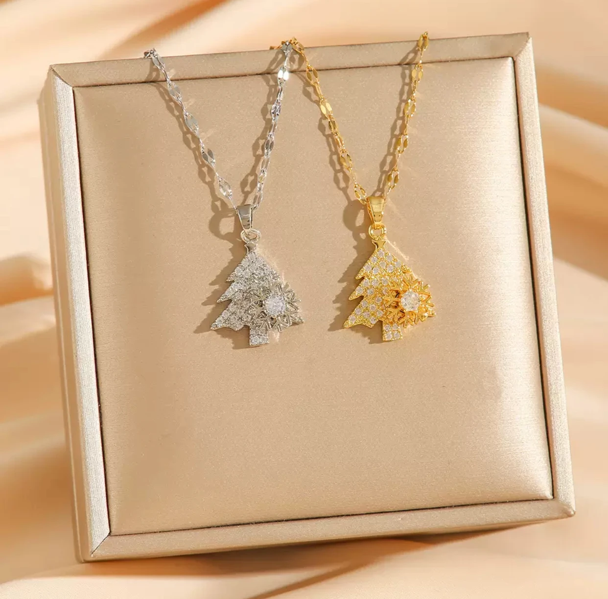 

European and American micro-inlaid rotating snowflake Christmas tree full zircon titanium steel necklace Christmas collar chain