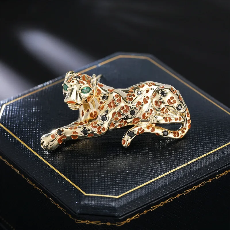 Брошь в стиле ретро с леопардовым принтом, высококачественный и нишевый животный узор, модный аксессуар для пальто с изображением гепарда, новинка 2023 года.