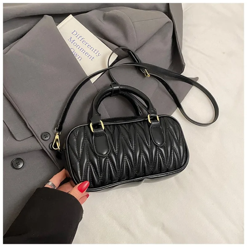 Elegante borsa a tracolla in pelle: borsa chic di ispirazione parigina con logo con lettera dorata e appello vintage senza tempo