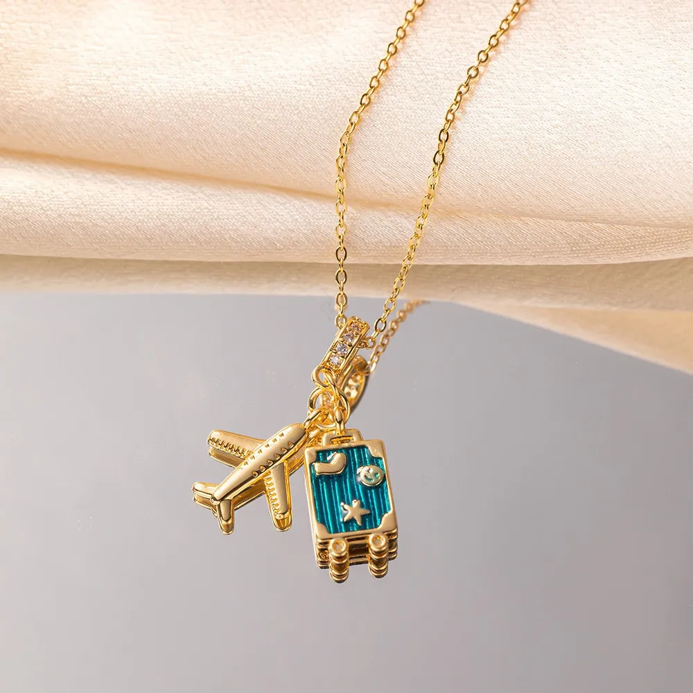 

This unique and fashionable airplane luggage necklace features a feminine, light luxury and niche design