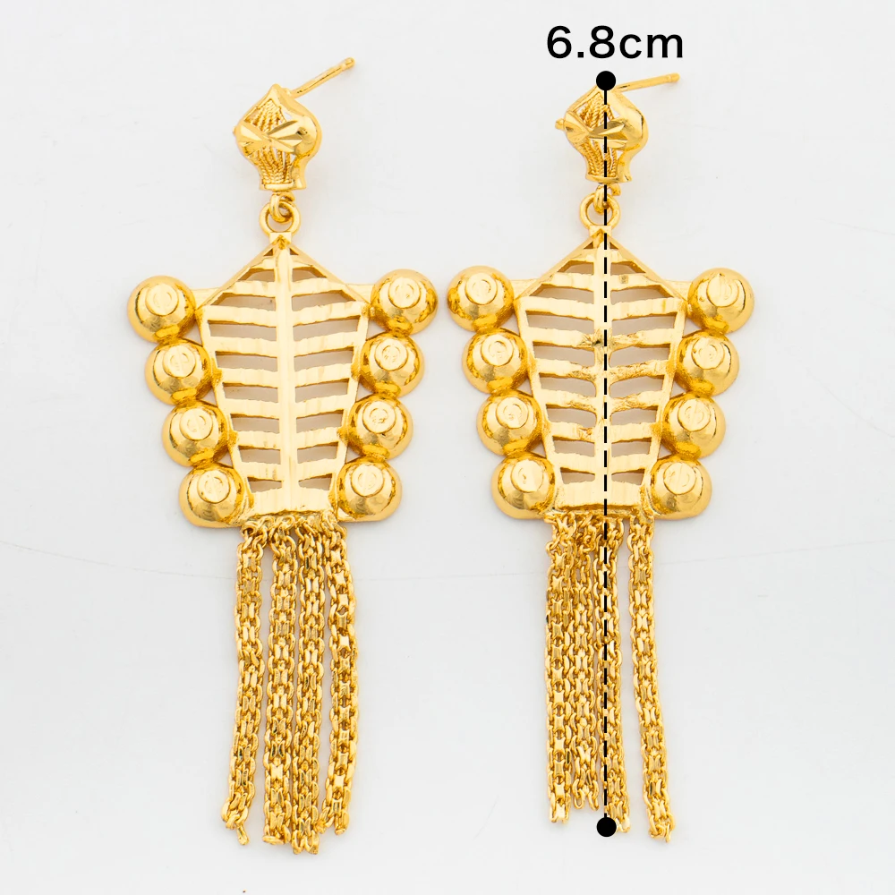 Schmuckset in italienischer Goldfarbe für Damen, bestehend aus Anhänger-Halskette und Ohrringen, im Bohème-Stil, ideal für den täglichen Gebrauch. – Detail 13