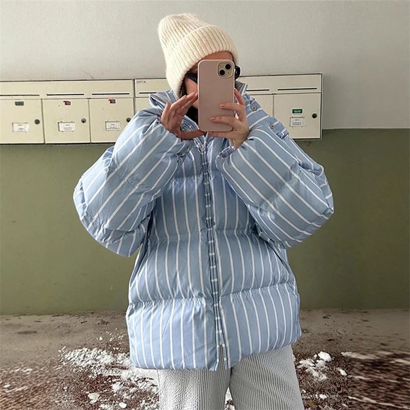 سترة مبطنة مخططة للنساء 2025 مع قلنسوة سميكة وأكمام طويلة معطف دافئ فضفاض مناسب ملابس شتوية غير رسمية موضة ملابس الشارع الشهير