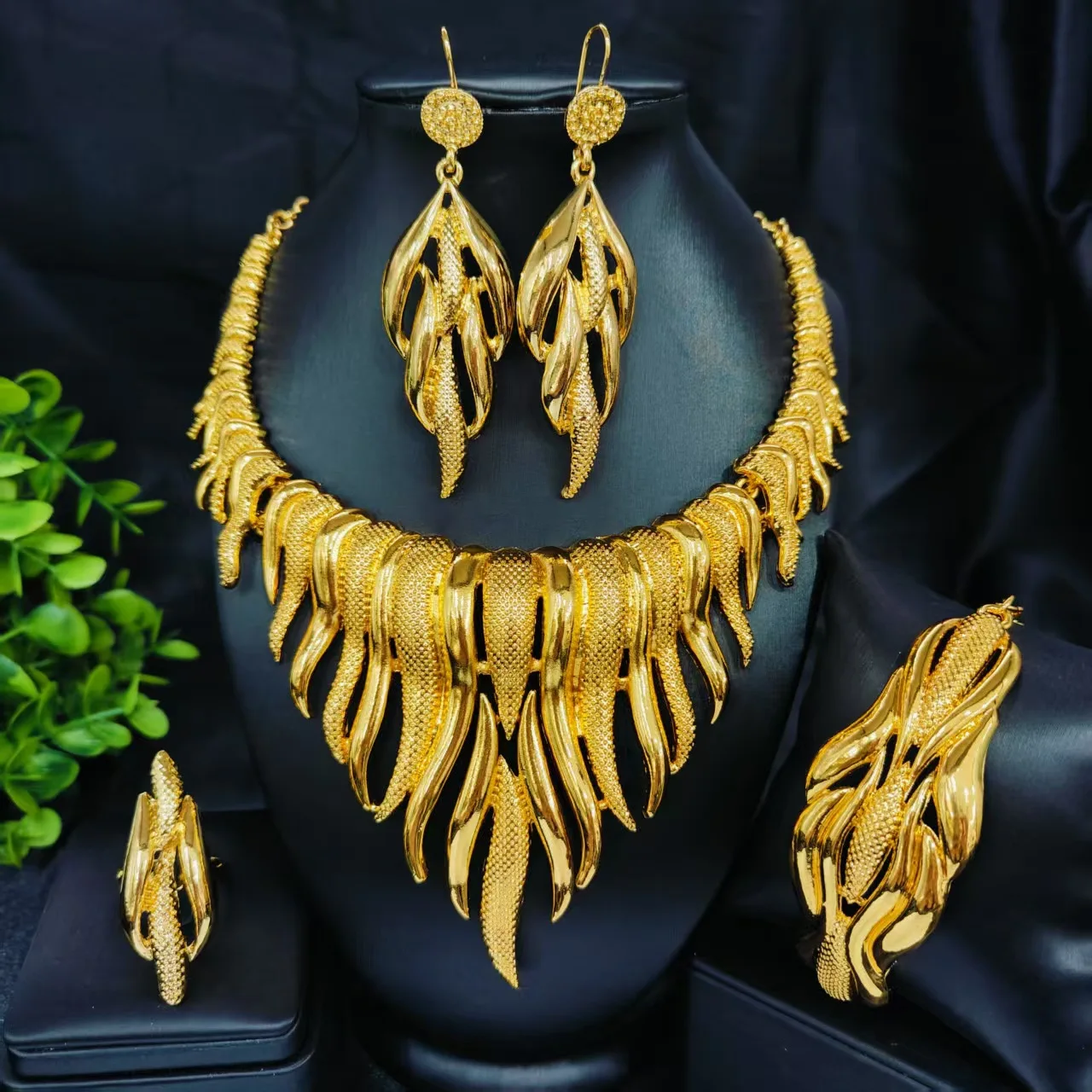

Retro Fashion Four Piece Jewelry Set Super Large Size Gold Plated Earring Necklace Ring Bracelet Brass Middle East Wedding Jewel