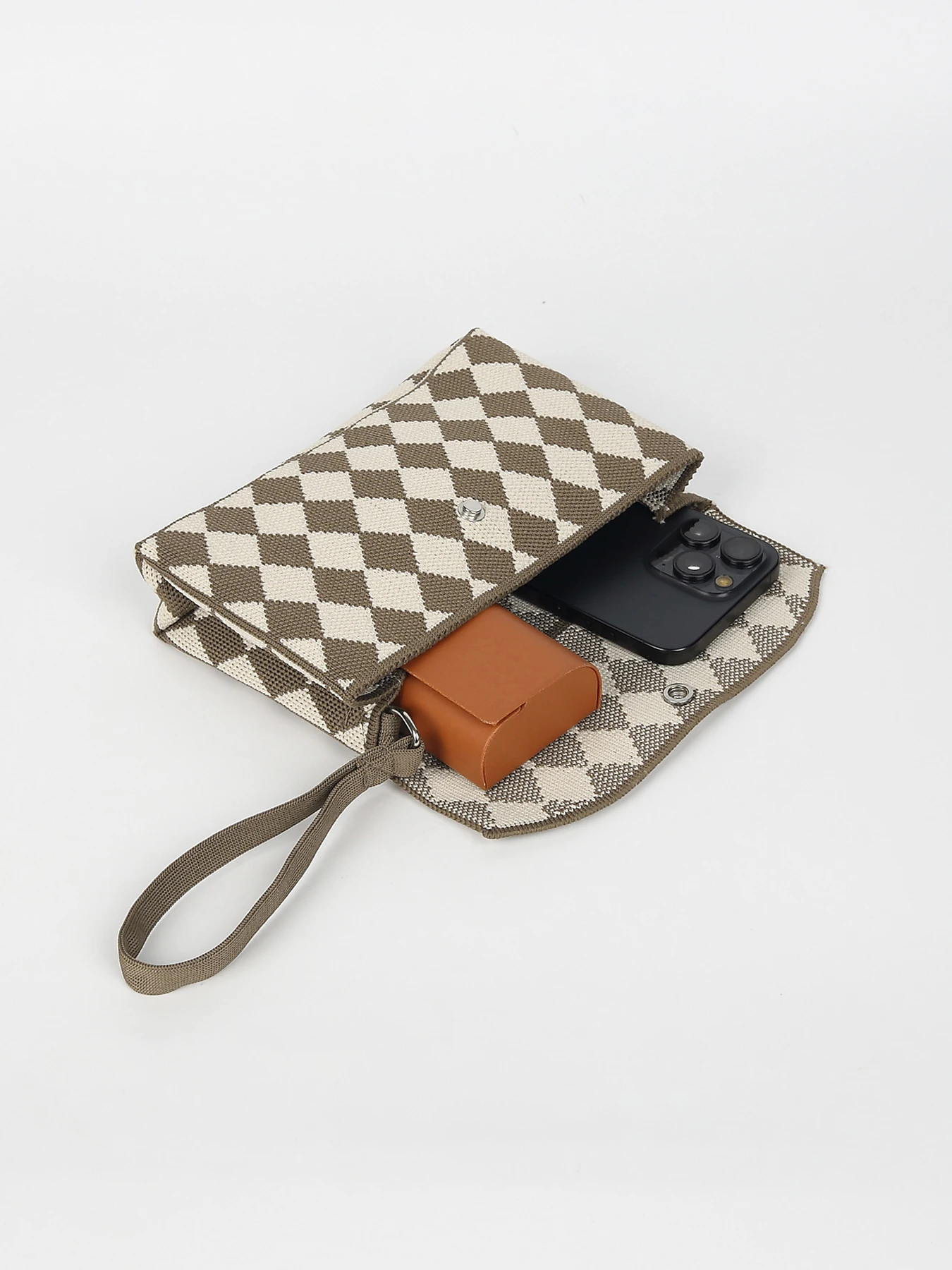 Women's handbag is simple, casual, stylish, and versatile, made of knitted material, with a snap closure. It is suitable for all seasons, breathable and comfortable, and can carry items such as mobile phones, keys, lip