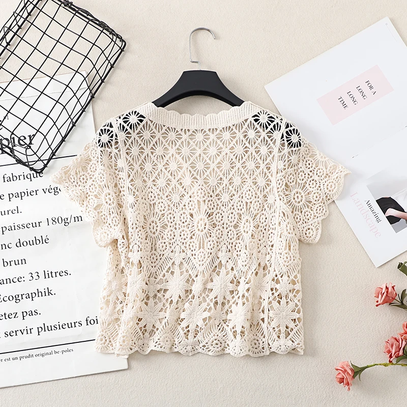 女性のための自由奔放に生きるかぎ針編みのニットトップ、半袖、ボタンアップ、純粋な透かし彫りのブラウス、10代の女の子の夏の衣装、フェアリーコアバケーション
