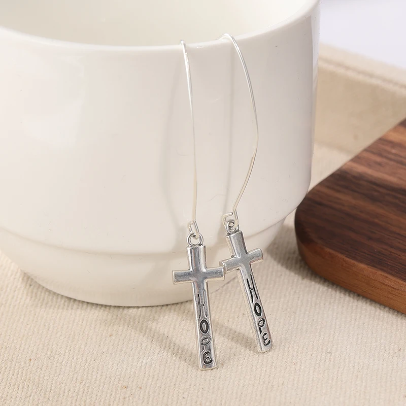 Ethnische Silberfarbene Kreuz-Ohrhänger für Damen Metall-Ohrringe mit Handgeschnitztem Muster für Party und Alltag – Detail 2