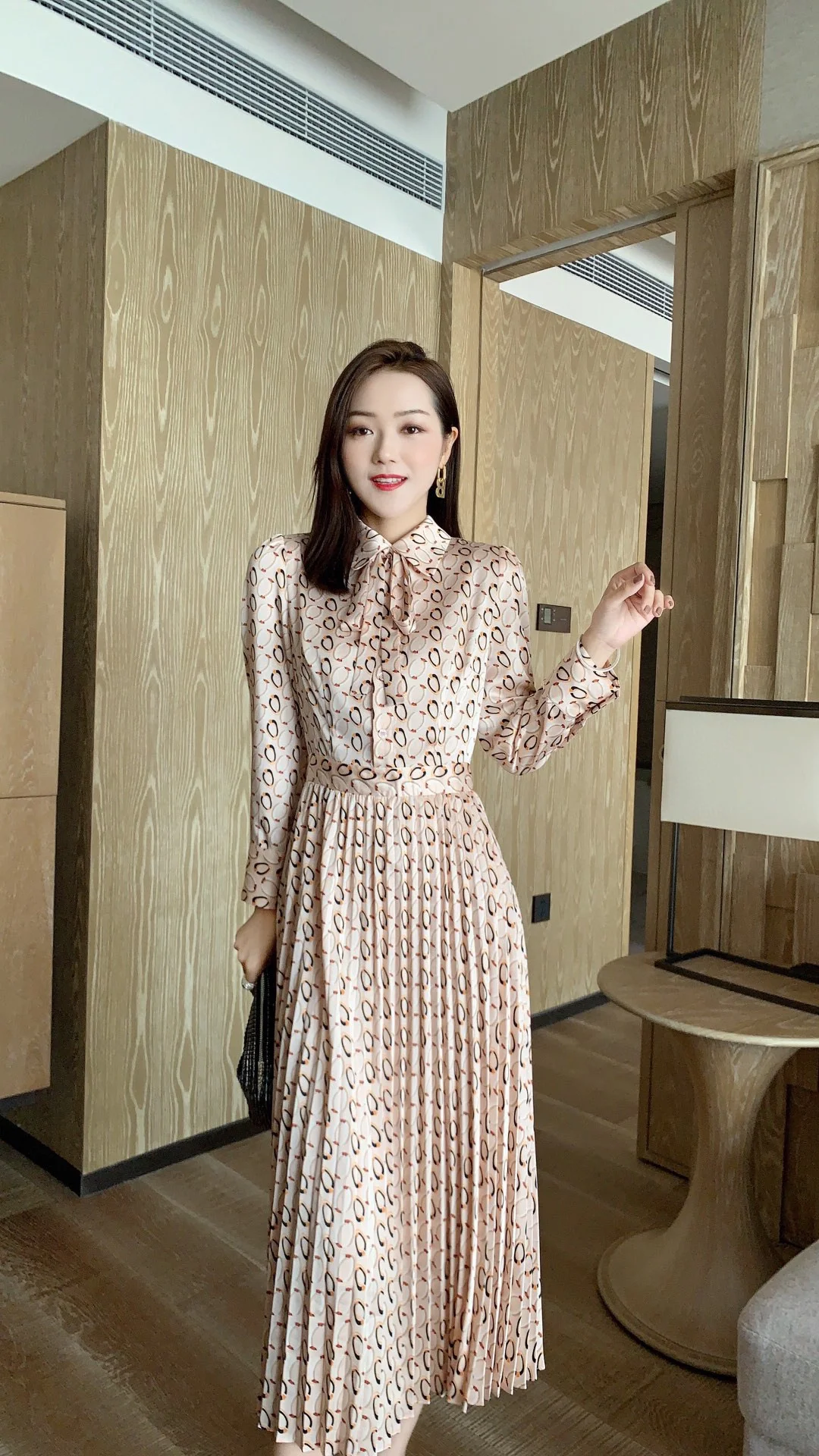 

Elegant Printed Pleated Waist Dress Women's High Quality Spring 2026 City Commute Long Sleeve Dress Slimming Effect