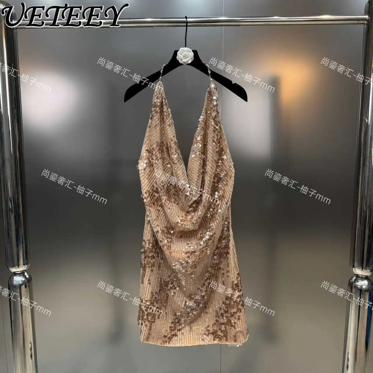 

Новое летнее короткое платье без рукавов с цепочкой и глубоким v-образным вырезом, модное сексуальное вечернее платье с открытой спиной и блестками