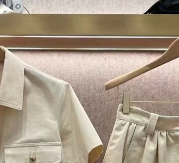 

Women's casual beige two-piece suit with lapel short-sleeved shirt or sporty fashion skirt