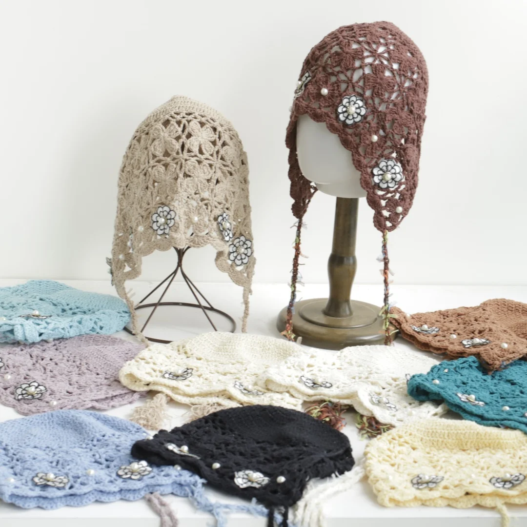Handgefertigte Strickmütze für Damen aus reiner Baumwolle, gehäkelte hohle Baskenmütze, Herbst-Winter-Mode, Wald, Outdoor, Blumenmuster.