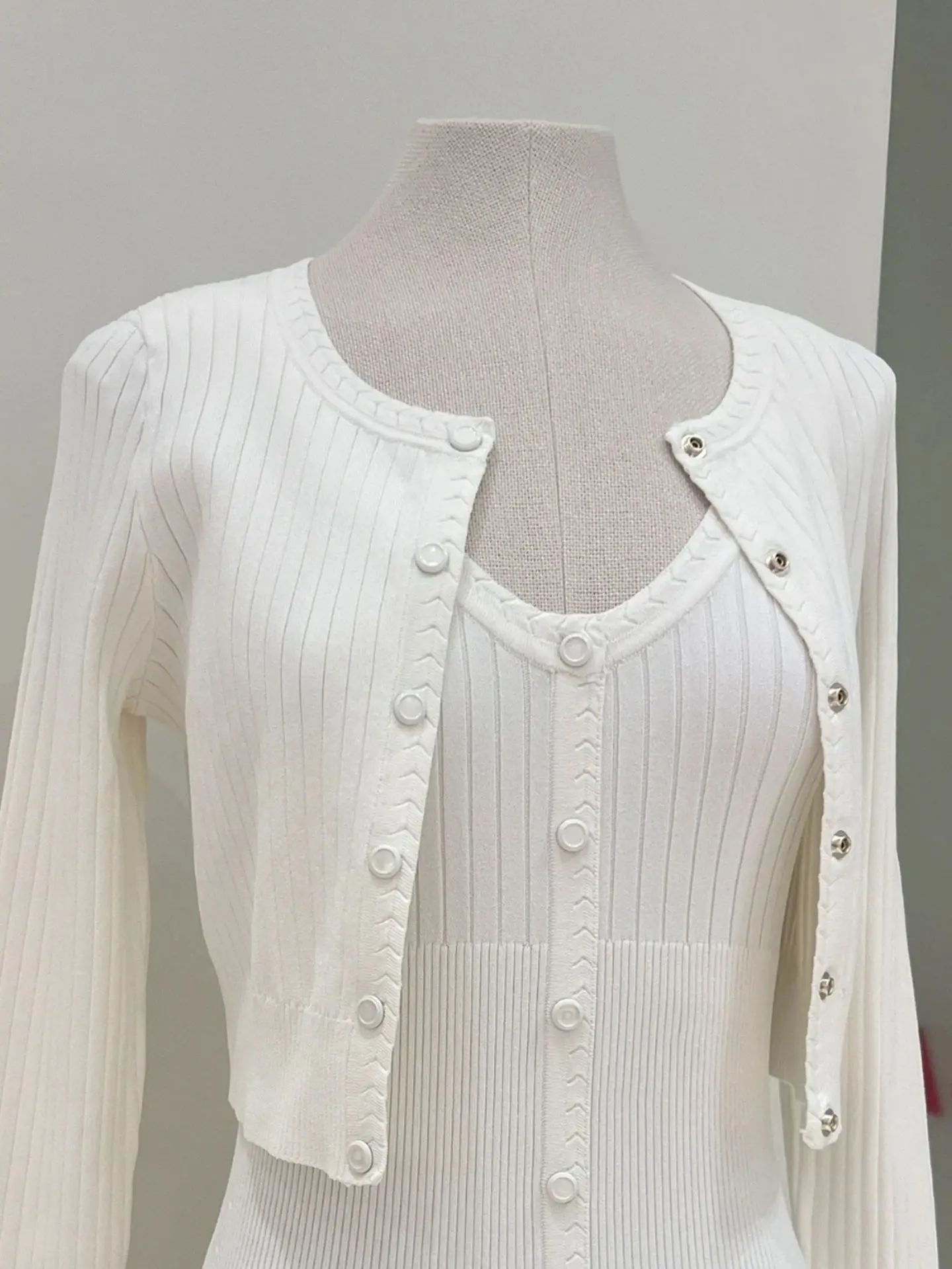 فستان نسائي محبوك أبيض جديد لعام 2025، رقبة على شكل حرف V بدون أكمام، مطوي، مقاس نحيف، رداء متوسط الطول