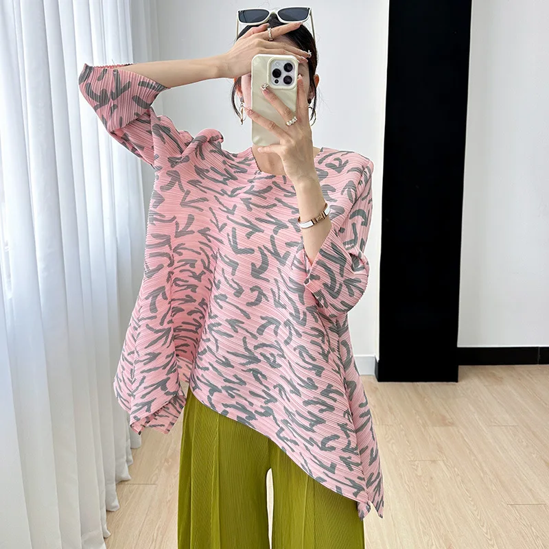 

GGHK Miyake High Quality Pleated T-shirt with Fashionable Printed Round Neck and 3/4 Sleeve Loose Fit in Large Size Chic Top