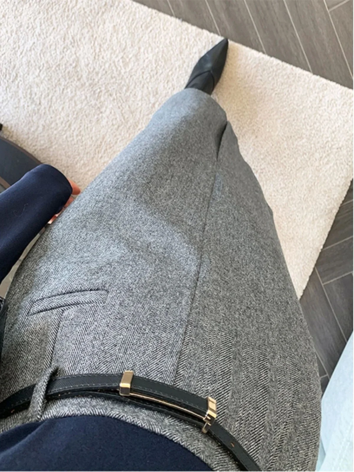 فستان ربيعي سميك رمادي اللون بتصميم ملفوف حول الورك، خصر متوسط، أسلوب الشارع، قماش بوليستر، تنورة ميدي بقصة A مع شق أمامي للنساء