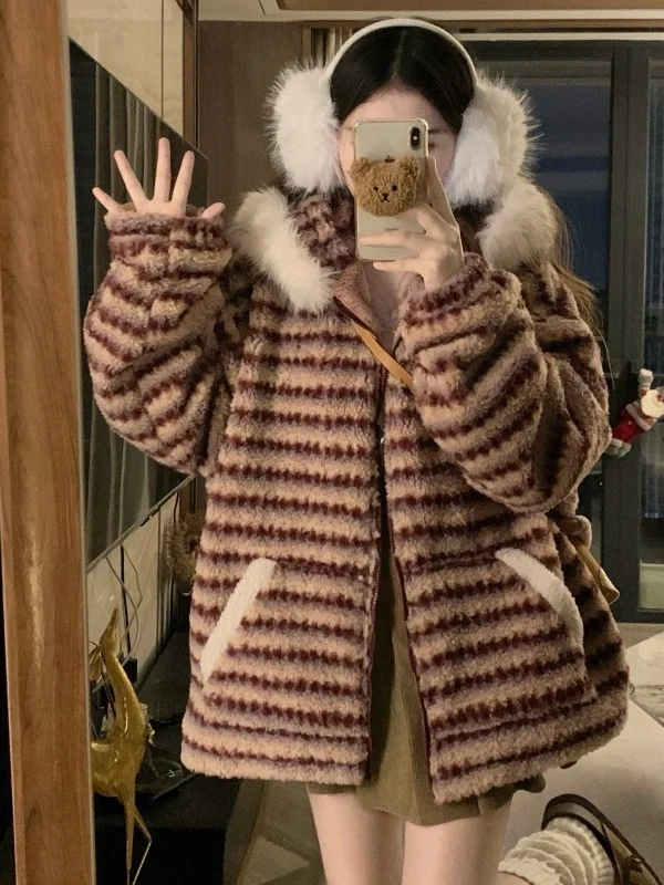 

Женская зимняя куртка-худи больших размеров с воротником из овечьего меха, красные полосы, модная повседневная верхняя одежда