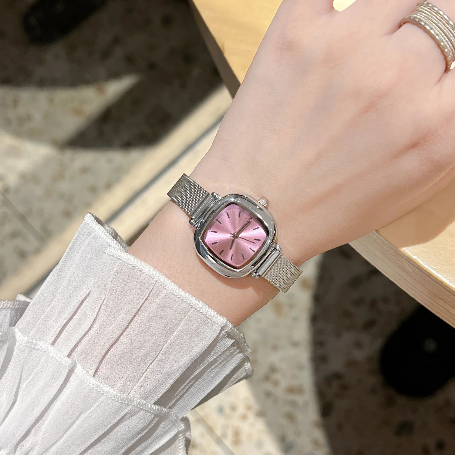 Квадратные нишевые часы для женщин 2025 новые модели для официальной носки; Изысканные женские кварцевые часы на рабочем месте