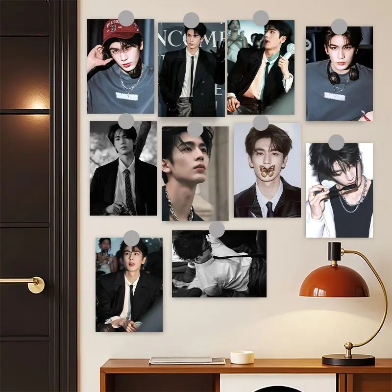 High-definition poster of Zhang Linghe, with an outstanding appearance and a stylish atmosphere, featuring wall decorations.