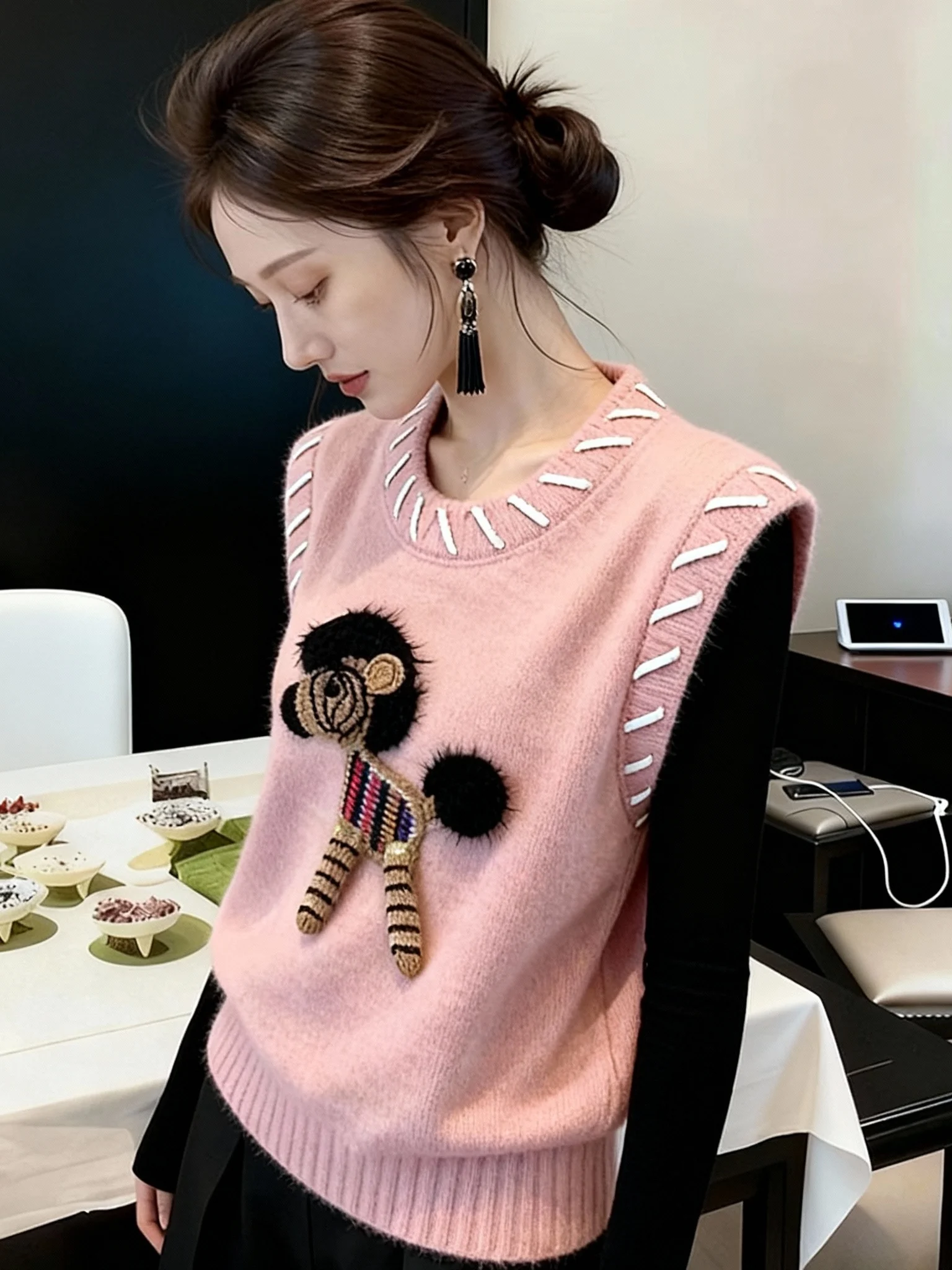 

Retro Hong Kong Style Embroidered Knitted Vest Women's Autumn Winter Soft Cozy Fashionable Sweater Top Nicole Rose Brand Loos...