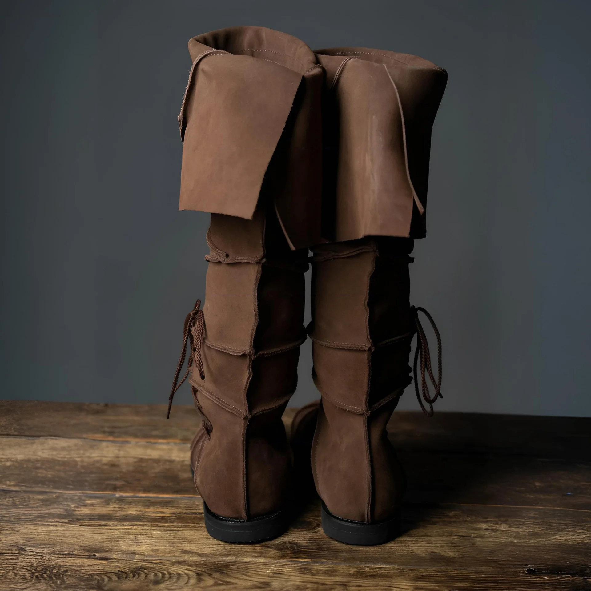 Botas marrones Vintage renacentistas para hombre, botas de caballero Steampunk de pirata vikingo para Halloween, botas altas de tacón bajo, disfraz 2025