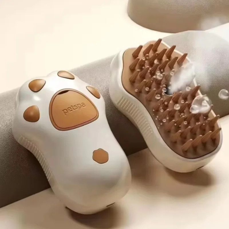 Un lindo peine eléctrico de silicona rosa para masaje y baño de mascotas, con spray para eliminar el pelo de perros y gatos.