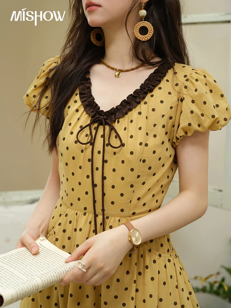 미쇼 여성 캐주얼 물방울 무늬 드레스 2025 여름 신상 여성 퍼프 소매 V넥 레이스업 러플 엣지 포켓 드레스 MXE39L2326