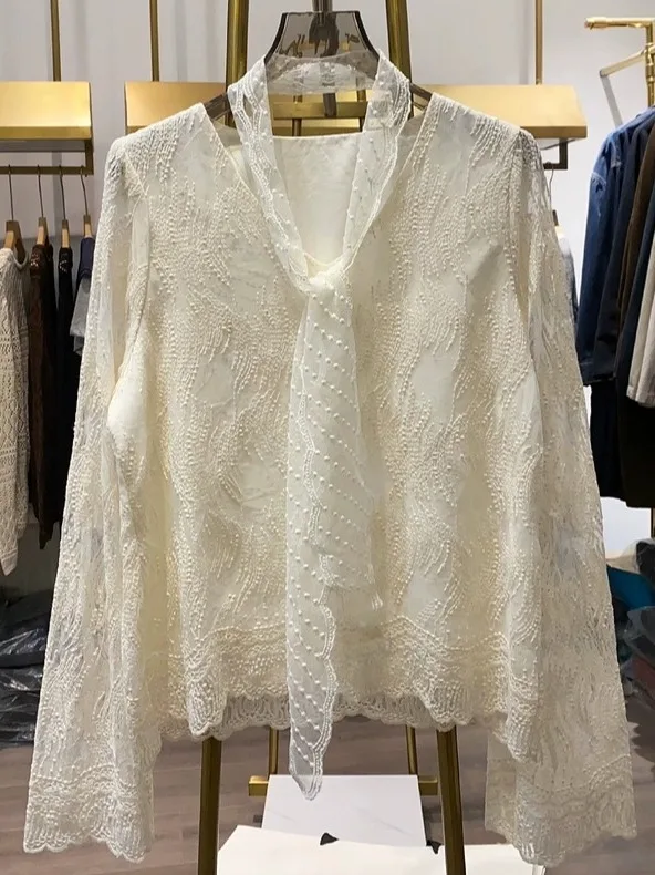 

Heavy Embroidery Hollow out Lace V-Ne irt Women Spring 2025 Pure Desire Faion Anti-Aging Top Ele mat Sle