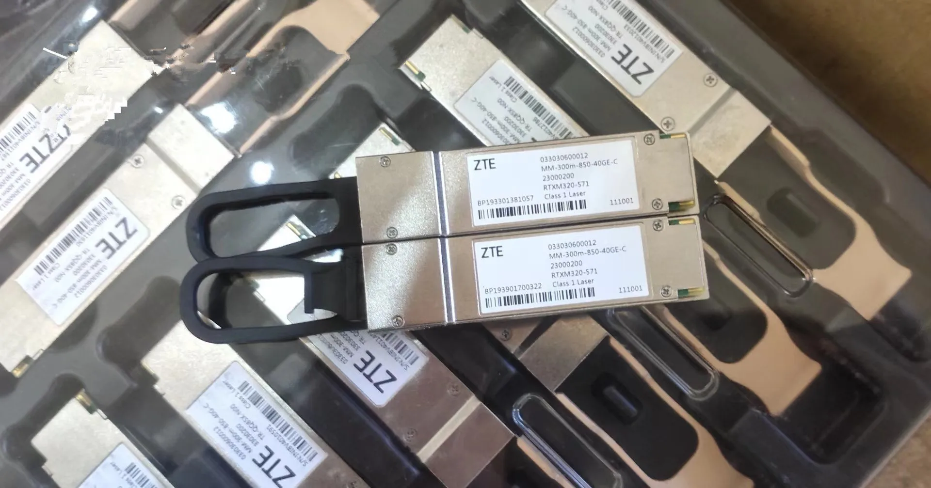 ตัวรับส่งสัญญาณไฟเบอร์ QSFP 40GB ZTE 300M 033030600012mm-300M-850-40G-C MPO 40G QSFP