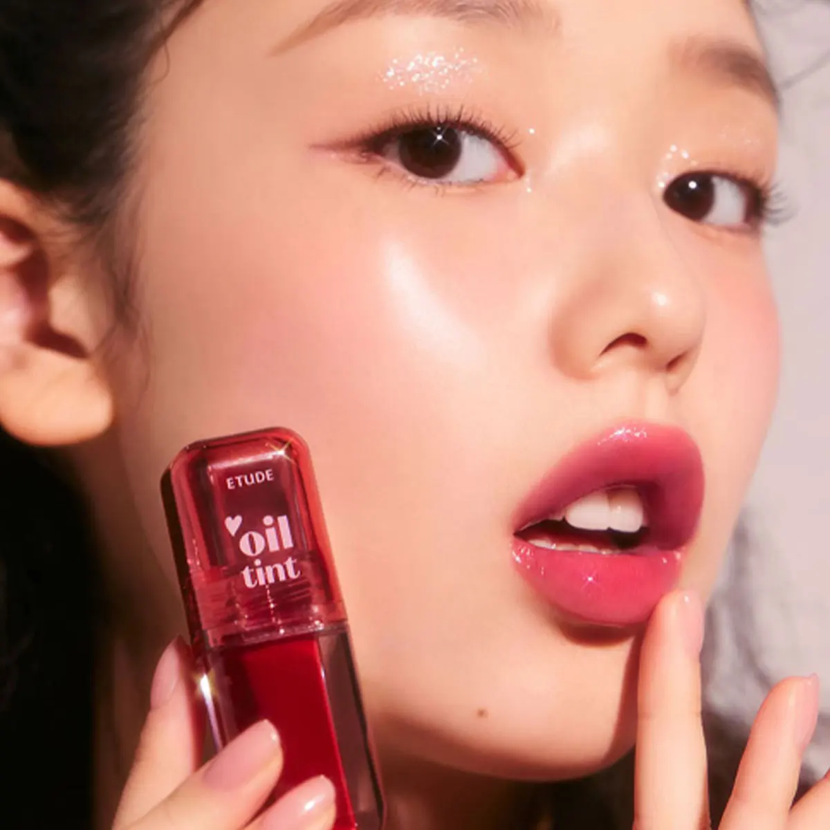 อีทูดี้ ดีร์ ดาร์ลิ่ง ออยล์ ทินท์ เนื้อสัมผัสแบบน้ำมันบางเบา ไม่เหนียวเหนอะหนะ ให้ความเงางามแบบกระจก คิวบิวตี้ บำรุงผิวชุ่มชื้น เครื่องสำอางเกาหลี
