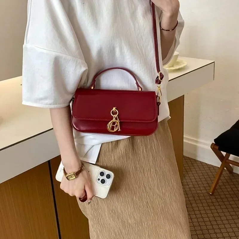 classic-designer-diaper-bag-women-leather-tote-elegant-fashionable-trendy-solid-color-commuter-bag-high-end-minimalist-purse
