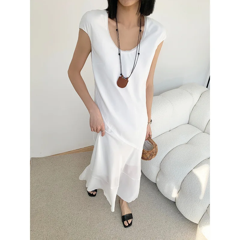 Robe en satin sans manches, amincissante, simple, irrégulière, mi-longue, blanche, été, 2025