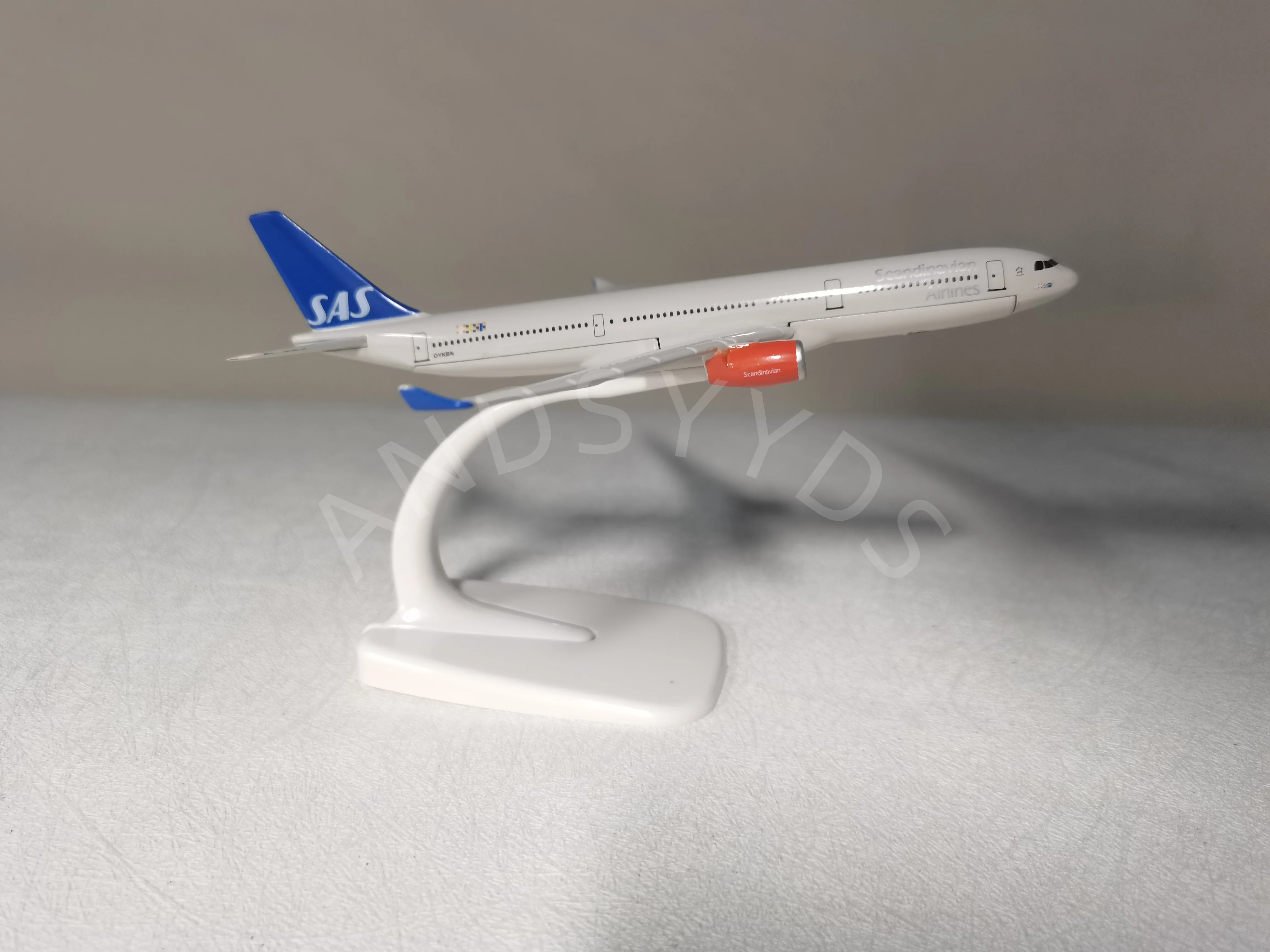 Alloy Material 1:400 16cm Airplane Model Toy Aircrafts Airbus A330 Scandinavian 330 SAS Plane Model Kids Toys Collection