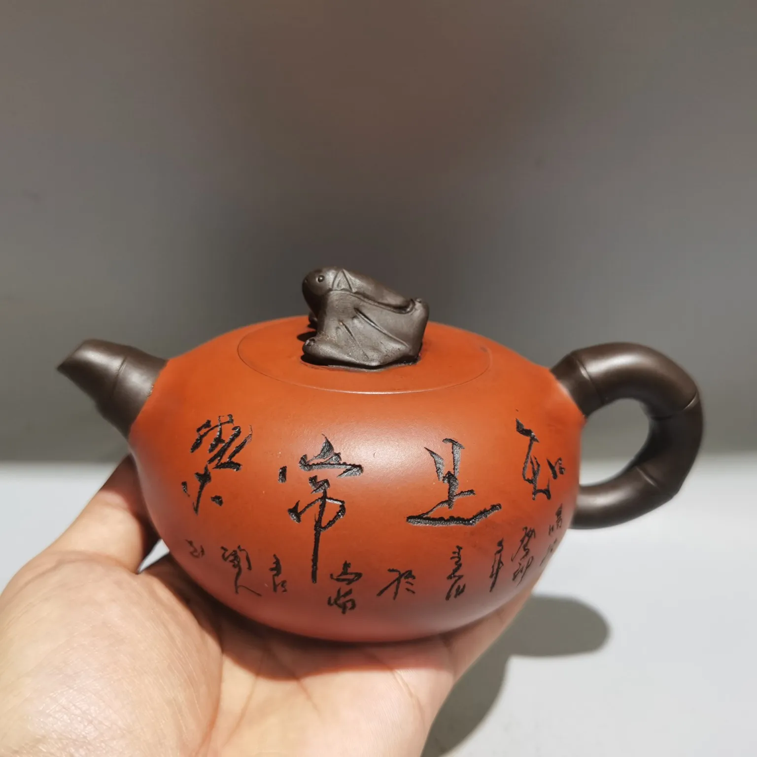 

6"Chinese YiXing Purple Clay Engraving Being content and always happy Teapot Kettle Teapot Flagon Amass wealth Ornaments