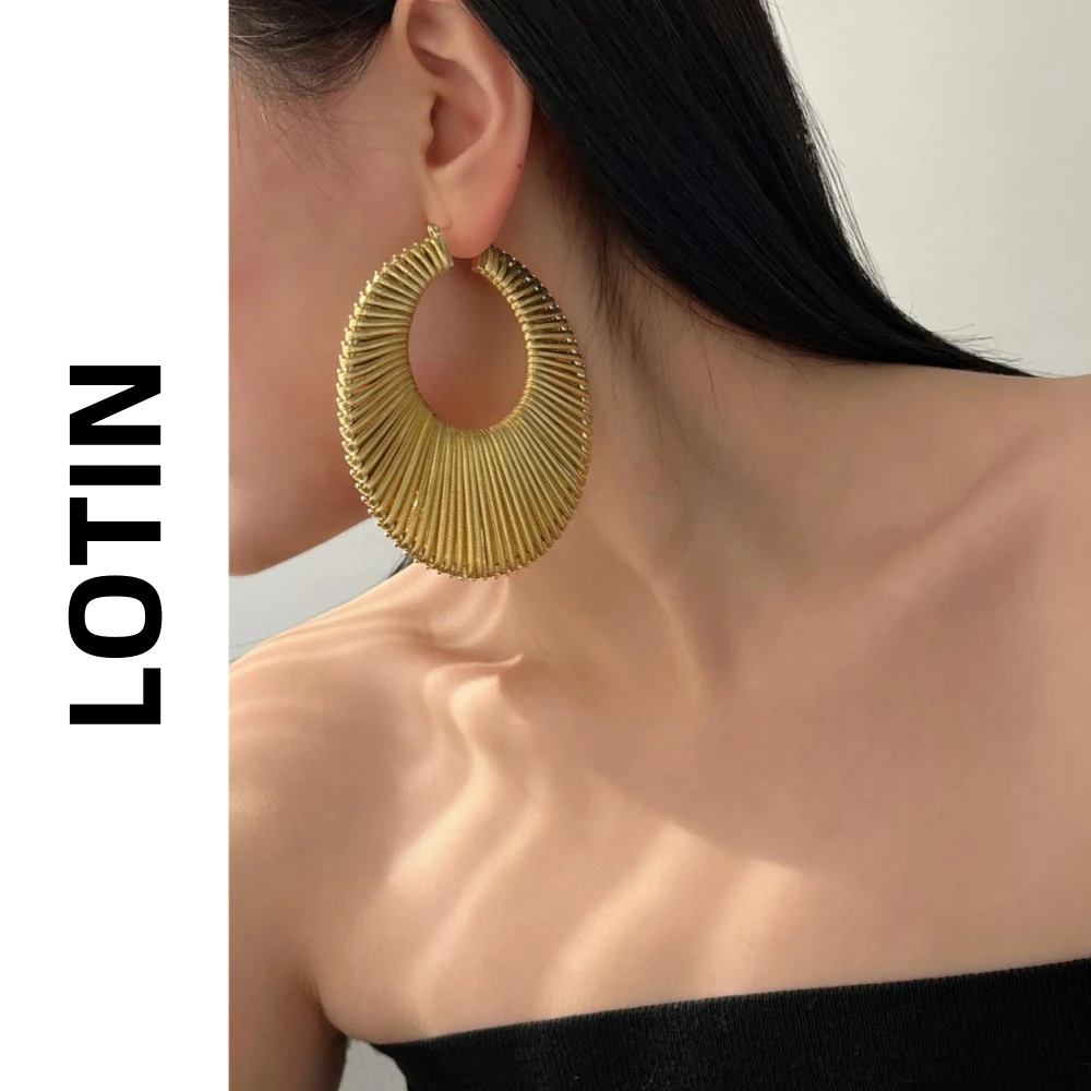 

Center leather woven retro personality light luxury high sense exaggerated dress accessories large earrings