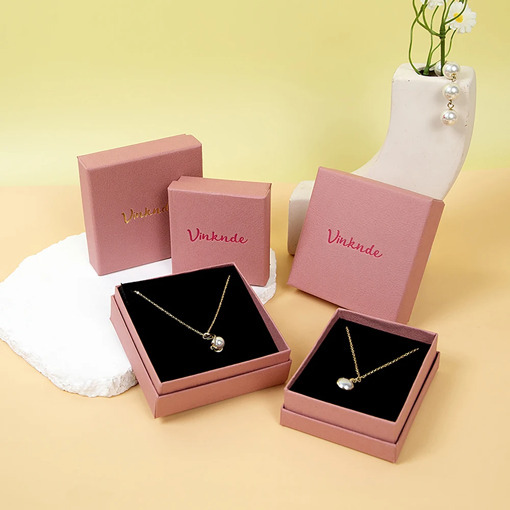 

Пользовательский логотип, розовая бумажная шкатулка для драгоценностей, браслет, серьги, кольцо, кулон, упаковка для ювелирных изделий, подарочная упаковка, бумажные коробки со специальной текстурой и губкой