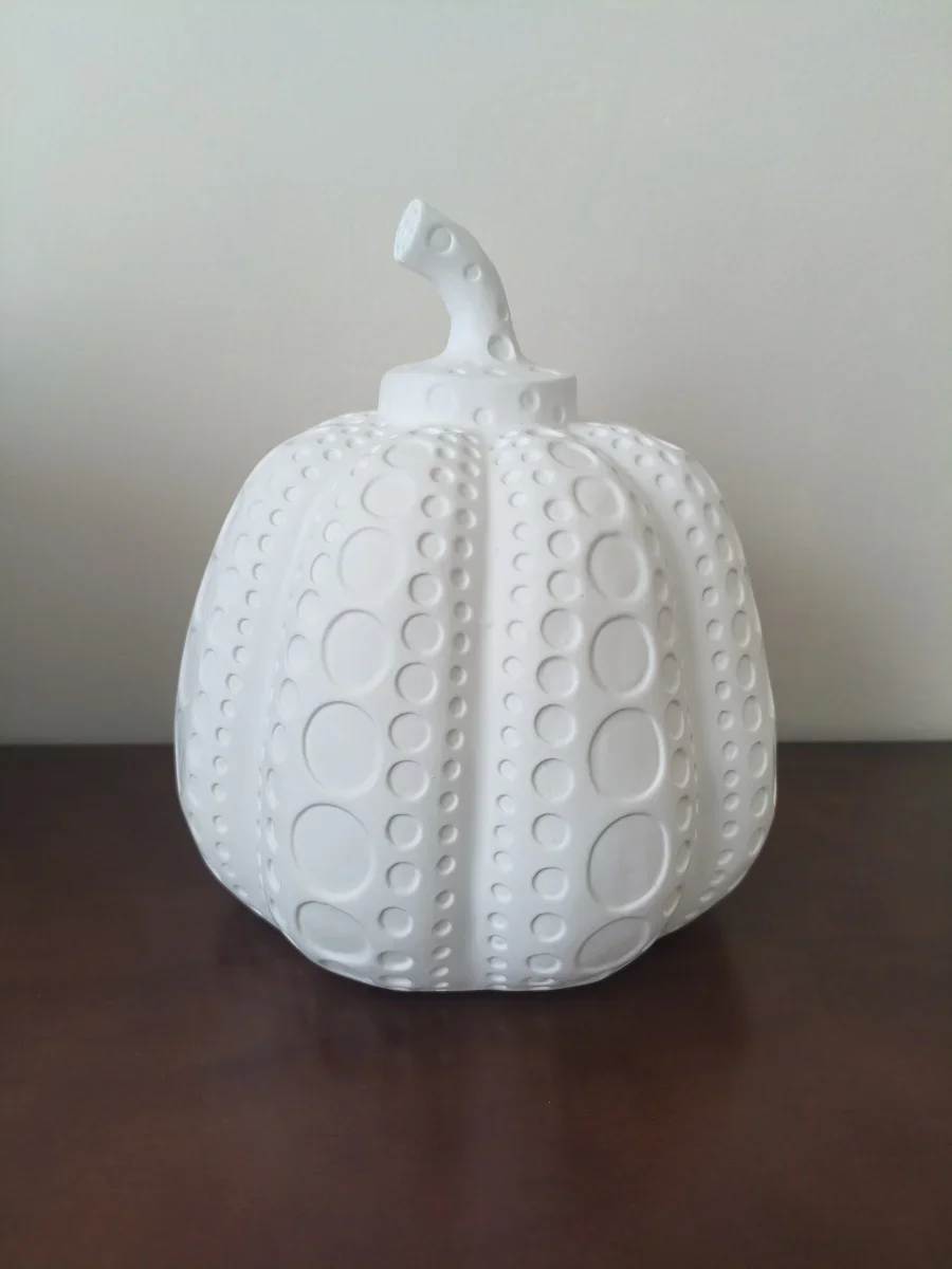 

White Kusama Yayoi Pumpkin Statue Japanese Art Wave Point Pumpkin Sculpture Morden Resin Craft Office Home Interior Decor