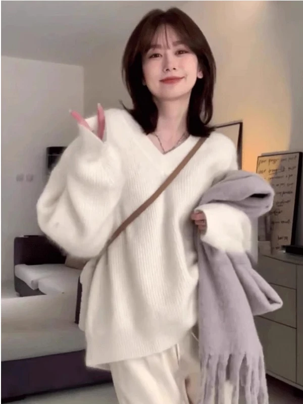

Women's Thickened V-Neck Faux Bear Fur Knitwear Soft And Warm Base Layer Shirt for Autumn Winter Casual Commute Style