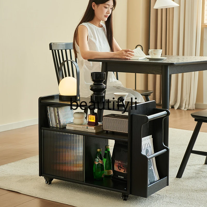 حافة من الخشب الصلب، عدد قليل من طاولات القهوة الصغيرة، رف خزانة عربة سوداء قابلة للإزالة